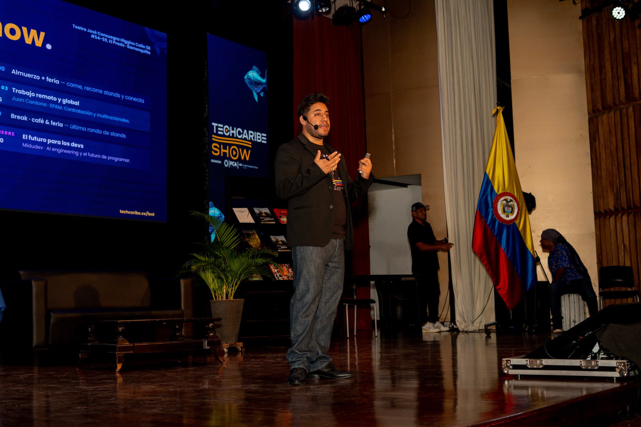 Anuar Harb en el escenario del TechCaribe Show, Teatro José Consuegra Higgins, Barranquilla.
